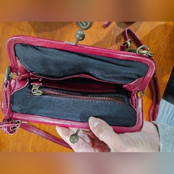 Wanderers travel Co leather crossbody and change purse set - Picture 5 of 16